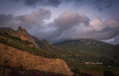 San Vito Lo Capo yakınlarındaki Sicilya 'daki Macari bakış açısından Akdeniz manzarasının inanılmaz günbatımı manzarası. Haziran 2023