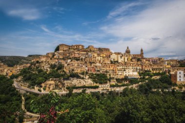 Ragusa şehrinin panoramik manzarası. Sicilya adası, İtalya. Haziran 2023