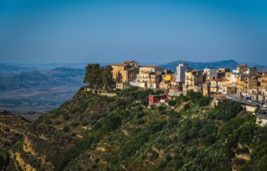 Etna 'nın yamaçlarındaki evler Centuripe, Enna. Haziran 2023