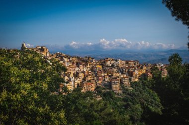 Etna 'nın yamaçlarındaki evler Centuripe, Enna. Haziran 2023