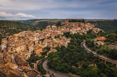 Ragusa şehrinin panoramik manzarası. Sicilya adası, İtalya. Haziran 2023