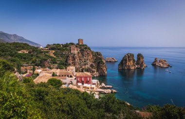 İtalya 'nın Sicilya kenti Castellammare del Golfo yakınlarındaki Scopello sahilinde kayalıklar. Haziran 2023, uzun pozlama fotoğrafı, gün doğumu zamanı.