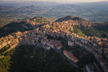 Güzel bir İtalyan dağ kasabası Centuripe, Sicilya, İtalya, Avrupa 'nın panoramik manzarası. Haziran 2023