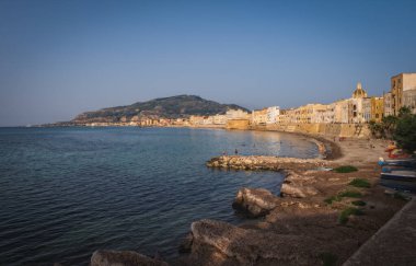 Sicilya 'daki Trapani şehrinin Haziran 2023' te açık gökyüzü ile denize bakan tarihi kısmına bakın..