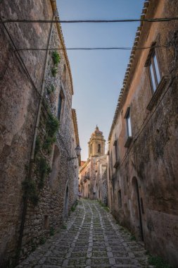 Erice, Sicilya İtalya - Haziran 2023: Trapani yakınlarındaki ünlü antik taş binalarla Erice Ortaçağ Seyahat Yeri