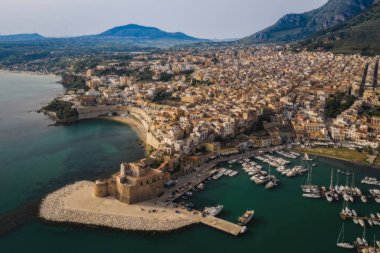 Castellammare del Golfo, Sicilya, İtalya. Haziran 2023, güneşli bir sabah. Hava aracı resmi.