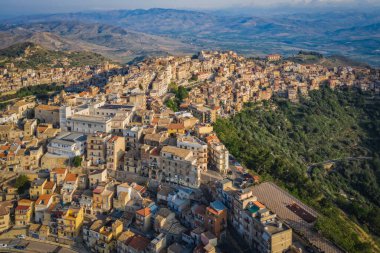 Güzel bir İtalyan dağ kasabası Centuripe, Sicilya, İtalya, Avrupa 'nın panoramik manzarası. Haziran 2023