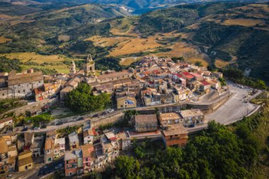 Gün batımında Vizzini 'nin panoramik hava görüntüsü. Vizzini - Sicilya 'da pitoresk bir İtalyan şehri. Haziran 2023