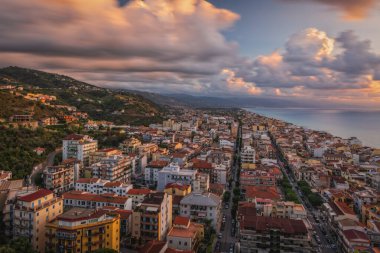 İtalya 'da Capo d' Orlando, gün batımında Sicilya adası. Capo d 'Orlando, İtalya' nın Sicilya eyaletinde yer alan bir şehirdir. Ağustos 2024. Uzun pozlama resmi.