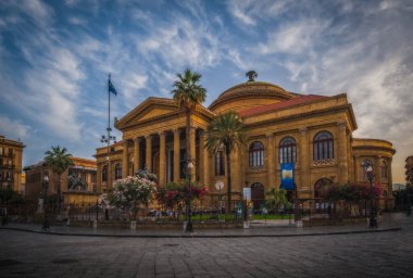 Palermo, İtalya - Haziran 2023: Teatro Massimo Vittorio Emanuele, daha çok Teatro Massimo olarak bilinir, İtalya 'nın en büyük opera binası olup Avrupa' nın en büyük binalarından biridir..