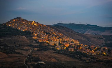İtalya, Sicilya, Palermo Eyaleti, Gangi. Sicilya dağlarındaki Gangi kasabasının günbatımı manzarası. Ağustos 2024.
