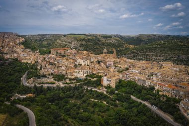 İtalya 'nın Sicilya adasındaki UNESCO miras kasabası Ragusa' nın hava panoramik manzarası. Haziran 2023