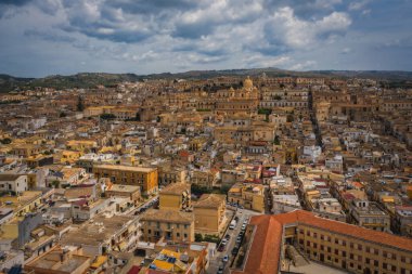 Syracuse Siracusa, Sicilya Adası, İtalya, Avrupa yakınlarındaki küçük bir kasaba olan Myra San Nicolo 'lu Aziz Nicholas katedrali ile Noto şehri. Havadan çekilmiş bir görüntü. Haziran 2023