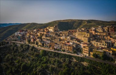 İtalya, Sicilya, Ragusa Bölgesi, Monterosso Almo. Haziran 2023. İnsansız hava aracından inanılmaz panoramik pıhtı.