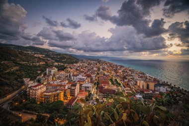 Capo dOrlando, İtalya, Sicilya 'da gün batımında. Capo dOrlando, İtalya 'nın Sicilya eyaletinde yer alan bir şehirdir. Ağustos 2024