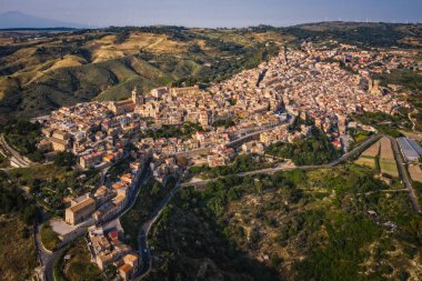 Gün batımında Vizzini 'nin panoramik hava görüntüsü. Vizzini - Sicilya 'da pitoresk bir İtalyan şehri. Haziran 2023