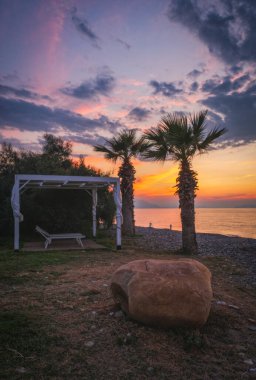 Sicilya 'nın kuzeybatısındaki Campofelice di Rosaria plajında gün batımı. Ağustos 2024