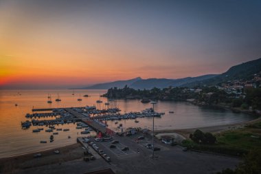 İtalya 'nın kuzeyindeki Sicilya' nın başkenti Palermo 'daki Cefalu limanının panoramik gündoğumu manzarası. Ağustos 2024.