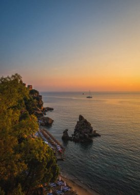 Cefalu 'nun doğu kıyılarının panoramik manzarası, Palermo Metropolitan Şehri, İtalya' nın kuzeyinde Sicilya kıyı kasabası. Ağustos 2024