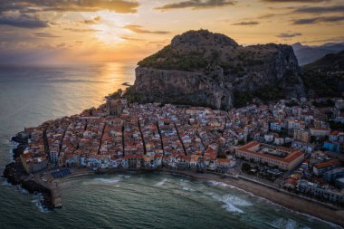Güneş doğana kadar Cefalu, Sicilya, İtalya 'nın panoramik insansız hava aracı görüntüsü. Palermo yakınlarındaki Sicilya 'da küçük bir kasaba. Seyahat konsepti. Ağustos 2024