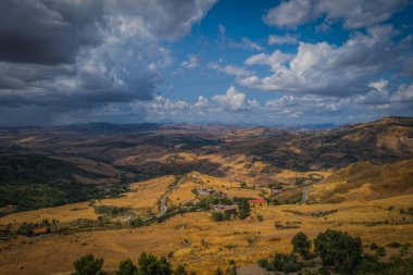 Petralia Soprana, Palermo, Sicilya, İtalya. Köyün çevresindeki manzaranın panoramik görüntüsü. Ağustos 2024.