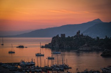 İtalya 'nın kuzeyindeki Sicilya' nın başkenti Palermo 'daki Cefalu limanının panoramik gündoğumu manzarası. Ağustos 2024.