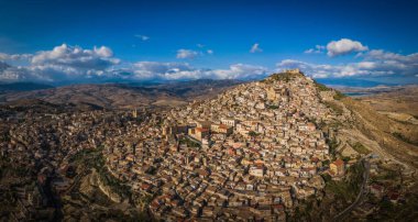 Sicilya 'daki Agira şehrinin panoramik manzarası. Ağustos 2024. Hava aracı resmi.