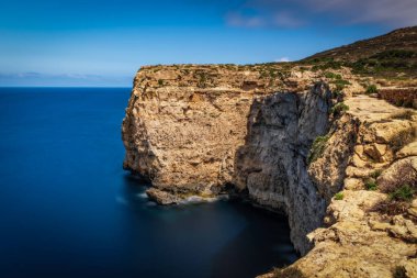 Dingli Kayalıkları, Malta kıyıları. Uzun pozlama fotoğrafı, Haziran 2023