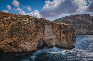 Malta 'da Blue Grotto yakınlarındaki kayalıklar ve kayalıklar. Wed I-urrieq, Malta 'nın güneybatısında, Urieq' in güneybatısında. Haziran 2023