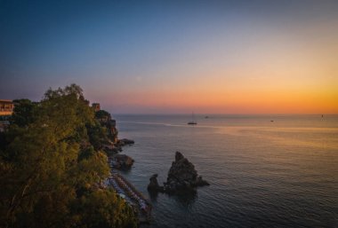 Cefalu 'nun doğu kıyılarının panoramik manzarası, Palermo Metropolitan Şehri, İtalya' nın kuzeyinde Sicilya kıyı kasabası. Ağustos 2024
