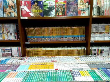 Bangkok, Tayland - 17 Mart 2018 'de Siamparagon Alışveriş Merkezi' ndeki Kinokuniya Dükkanı 'nda karikatür kitaplığı. - Çizgi roman rafı.