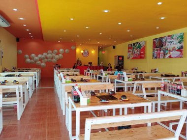 HATYAI, THAILAND - 07: 2020: Restoranın içi parlak renklerle süslenmiş. İç tasarım kavramı.