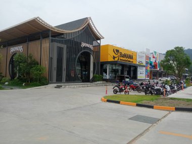 Hatyai, Tayland - 27 Temmuz 2024: Hatyai Köyü 'nde çekilen fotoğraf - Akşamları birlikte yaşayan en büyük alışveriş ve perakende alışveriş merkezi.