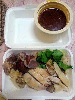 Tayland Tavuklu Pirinç (Khao Man Gai), lezzetli Asya yemekleri.