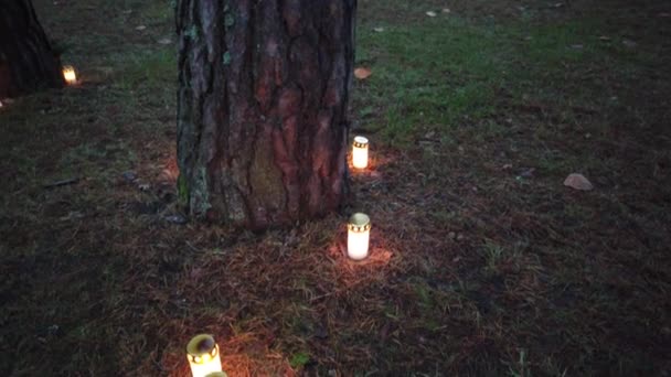 Κεριά Για Τον Εορτασμό Των Νεκρών Ένα Φθινοπωρινό Βράδυ — Αρχείο Βίντεο