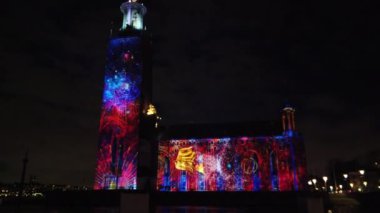 Stockholm, İsveç, 4 Aralık 2022. Merkezdeki tarihi bir binanın ön cephesinde video kurulumu öngörülüyor.