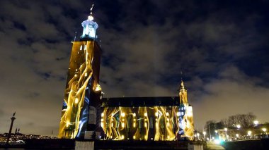 Stockholm, İsveç, 4 Aralık 2022. Merkezdeki tarihi bir binanın ön cephesinde video kurulumu öngörülüyor.