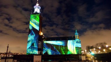 Stockholm, İsveç, 4 Aralık 2022. Merkezdeki tarihi bir binanın ön cephesinde video kurulumu öngörülüyor.