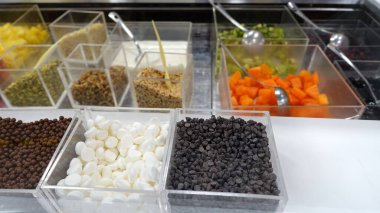 Şekerleme tezgahının içinde bir sürü çeşni var..