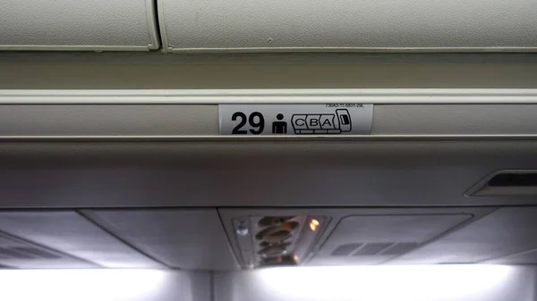 Bir Uçağın Gövdesinde Oturduğunu Gösteren Bir Imza — Stok fotoğraf