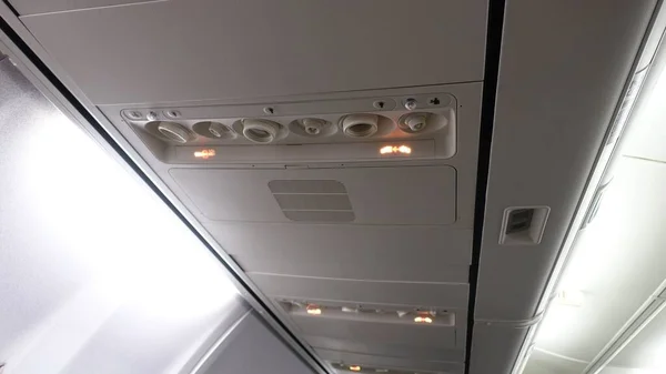 Szczegóły Dotyczące Sufitu Wewnątrz Kadłuba Samolotu Pasażerskiego Samolot — Zdjęcie stockowe