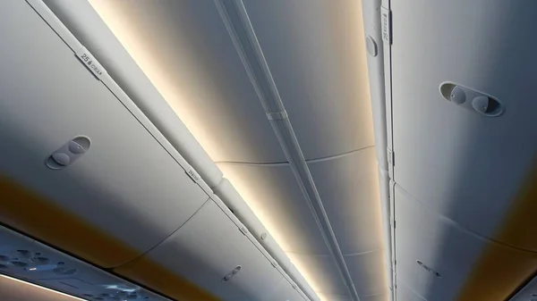 ローマ イタリア 2023年3月12日 旅客機の胴体の内部天井 — ストック写真