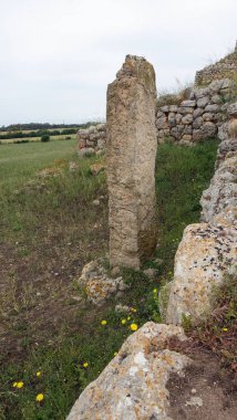 Sassari, Sardunya, İtalya, 18 Mayıs 2023. Monte dAccoddi 'nin kutsal sunağının önünde bir menhir. M.Ö. 4000 yılına dayanıyor..