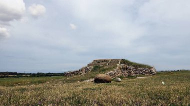 Sassari, Sardunya, İtalya, 18 Mayıs 2023. Monte Daccoddi 'nin kutsal sunağının manzarası. M.Ö. 4000 yılına dayanıyor..