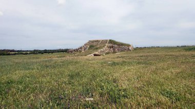 Sassari, Sardunya, İtalya, 18 Mayıs 2023. Monte Daccoddi 'nin kutsal sunağının manzarası. M.Ö. 4000 yılına dayanıyor..