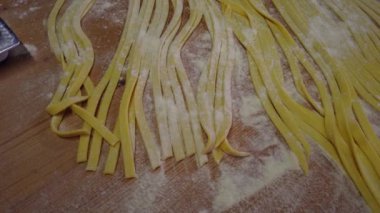 Tahtada pişirilmeye hazır el yapımı tagliatelle..