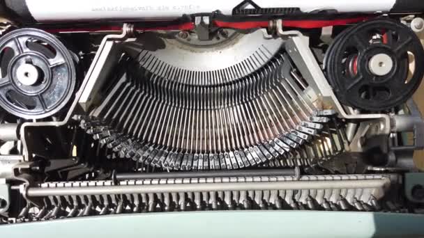 Uma Máquina Escrever Antiga Operação Com Fita Tinta Preta Vermelha — Vídeo de Stock