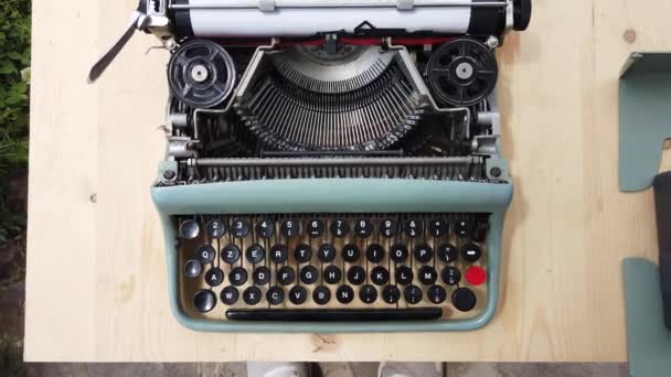 Una Máquina Escribir Antigua Con Carretes Tinta Negra Roja — Vídeos de Stock