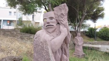 Stintino, Sardinya, İtalya, 18 Mayıs 2023. Bulutlu bir günde marinadaki şehir parkında taş heykel..