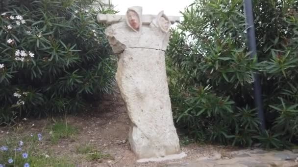 Stintino Sardinia Italy May 2023 多云的日子里 码头上公园里的石像 — 图库视频影像